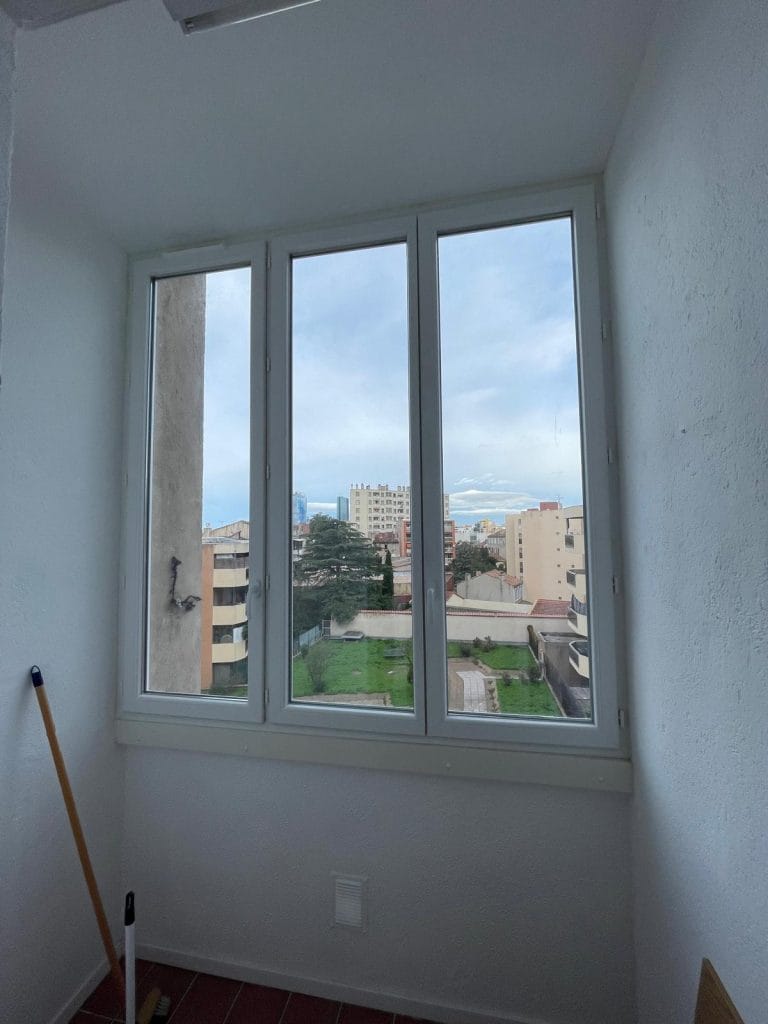 Pose de fenetres en pvc en remplacement de menuiseries en acier a Marseille 3eme 1